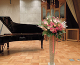 ルーテル市ヶ谷ホール ピアノコンサート ステージ 生花 設置 花束