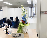 23 東京都 受付カウンター 夏 造花 装飾 hitotoki 事例