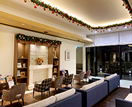 23 若葉台 待合室 クリスマス装飾 天井装飾 クリスマスガーランド SEASONS 事例