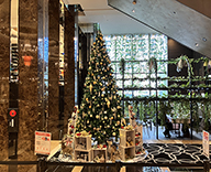 23 大阪市北区梅田 エントランス　レストラン ホテルクリスマス 大型クリスマスツリー クリスマスボックスアレンジ SEASONS 事例
