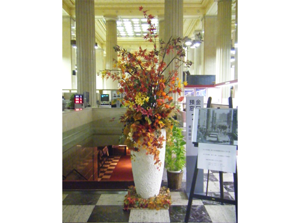 日本橋某銀行 造花装飾 秋