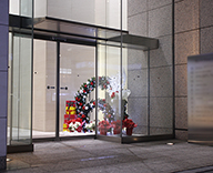 22 中央区 オフィス ビル エントランス クリスマス リース 設置 レッド ホワイト ポインセチア オーナメント イルミネーション 美し カジュアル 空間 演出 SEASONS 事例