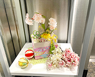 23 東京都 受付カウンター 春 造花 装飾 hitotoki 事例