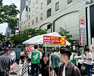 25 銀座4丁目 イベント 母の日 カーネーション 巨大花束 SEASONS 事例