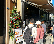 25 銀座 室内　屋外 クリスマス レッド＆ゴールド 棚上装飾 SEASONS 事例