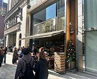 25 銀座 室内　屋外 クリスマス レッド＆ゴールド 棚上装飾 SEASONS 事例