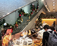 25 銀座 室内　屋外 クリスマス レッド＆ゴールド 棚上装飾 SEASONS 事例