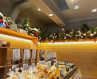 25 銀座 室内　屋外 クリスマス レッド＆ゴールド 棚上装飾 SEASONS 事例