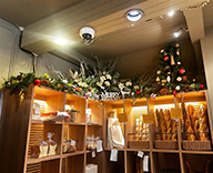 25 銀座 室内　屋外 クリスマス レッド＆ゴールド 棚上装飾 SEASONS 事例