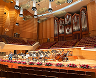 26 サントリーホール 大ホール 生花装飾 生花アレンジ 舞台装飾 SEASONS 事例