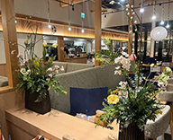 26 調布市 店内 造花アレンジメント 季節アレンジ 造花装飾 hitotoki 事例
