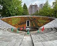 26 東京都 墨田区 横網町公園 慰霊碑花壇 立体花壇 futatoki 事例